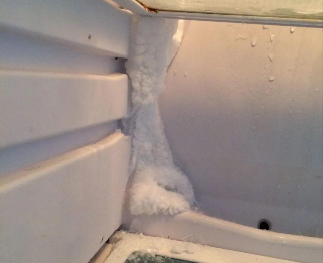 冰箱总是结霜又耗电，这2个地方动一下，不结冰，还能省电插图1